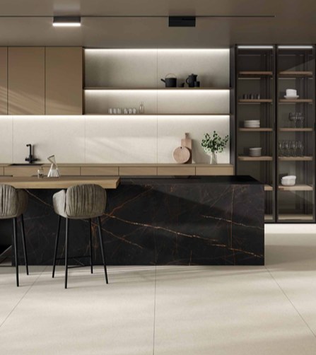 Blat de bucătărie din lastră Yves Nero Soft 120x280, cu perete și pardoseală Clunia Natural — Durstone